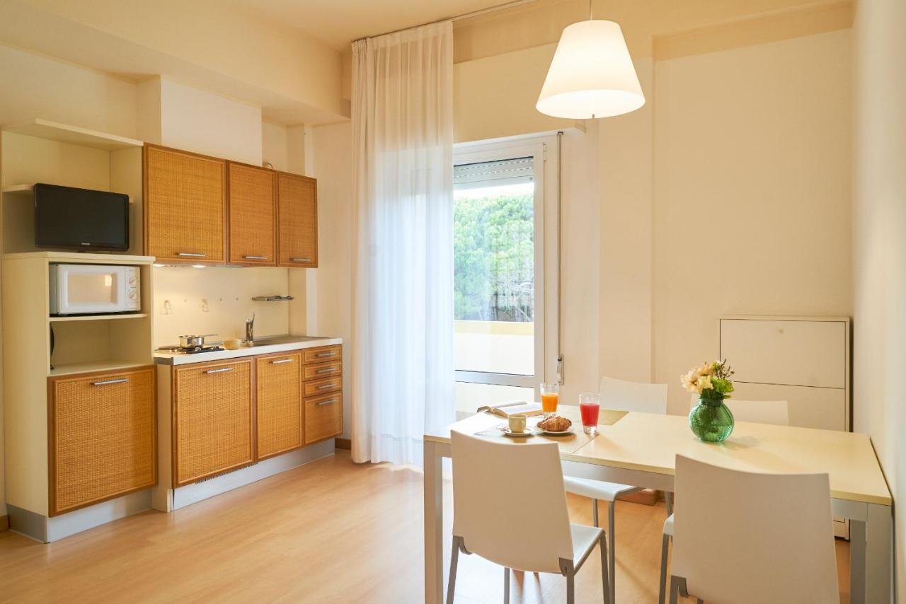 Aparthotel La Pineta Lido di Jesolo Bagian luar foto