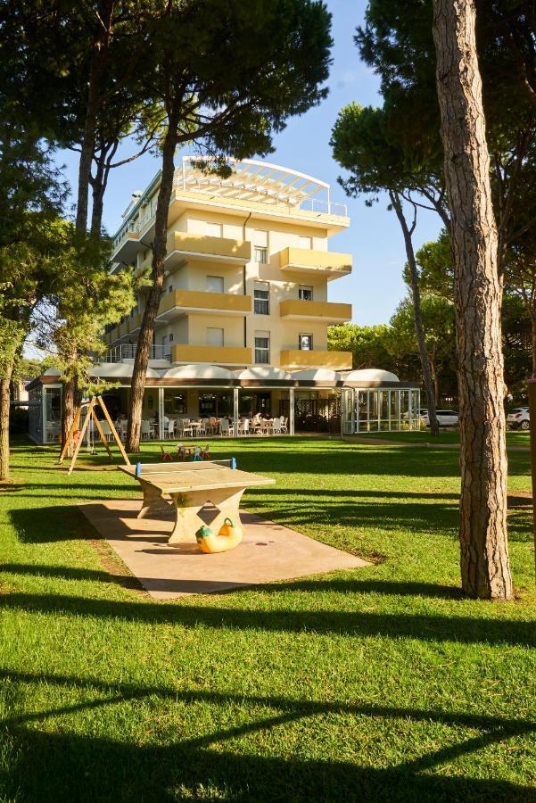 Aparthotel La Pineta Lido di Jesolo Bagian luar foto