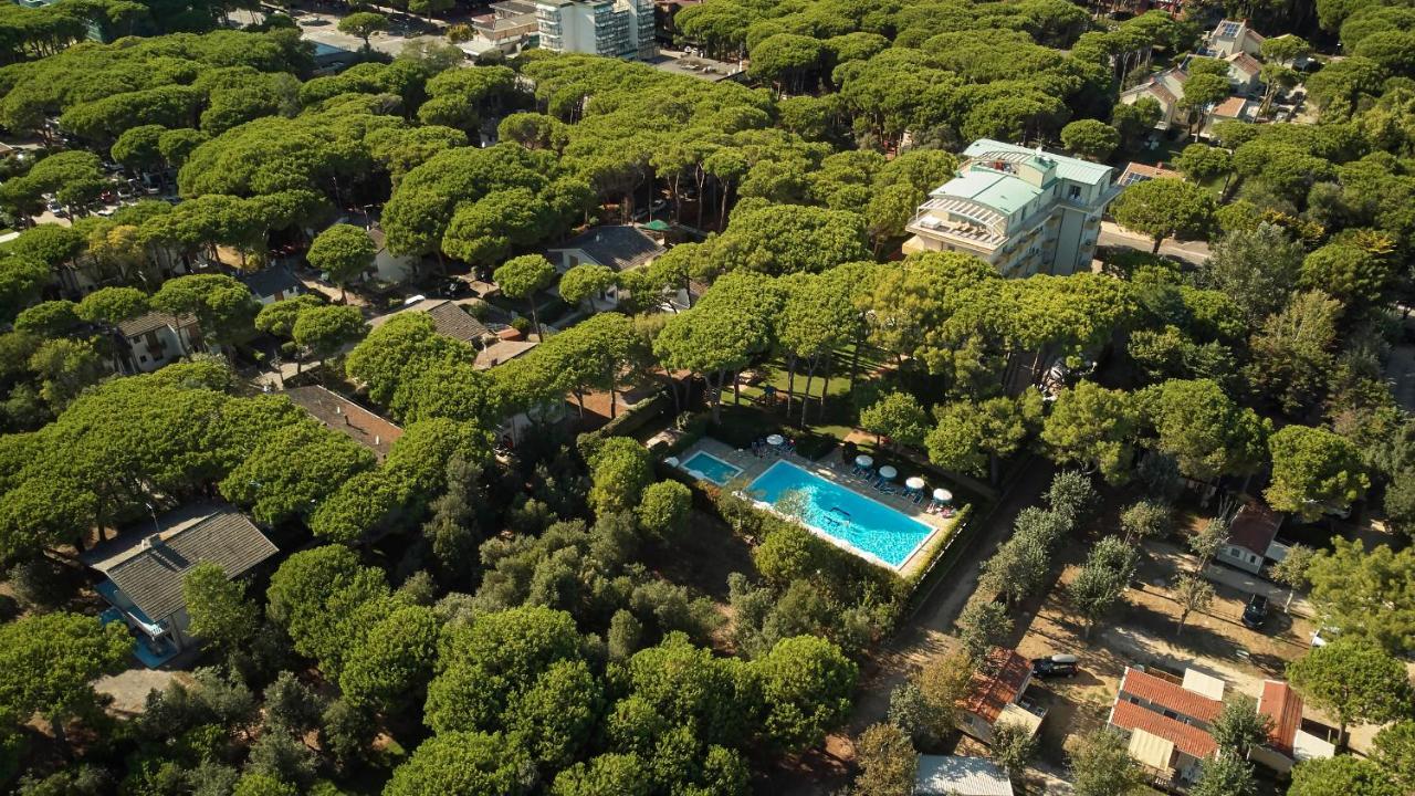 Aparthotel La Pineta Lido di Jesolo Bagian luar foto