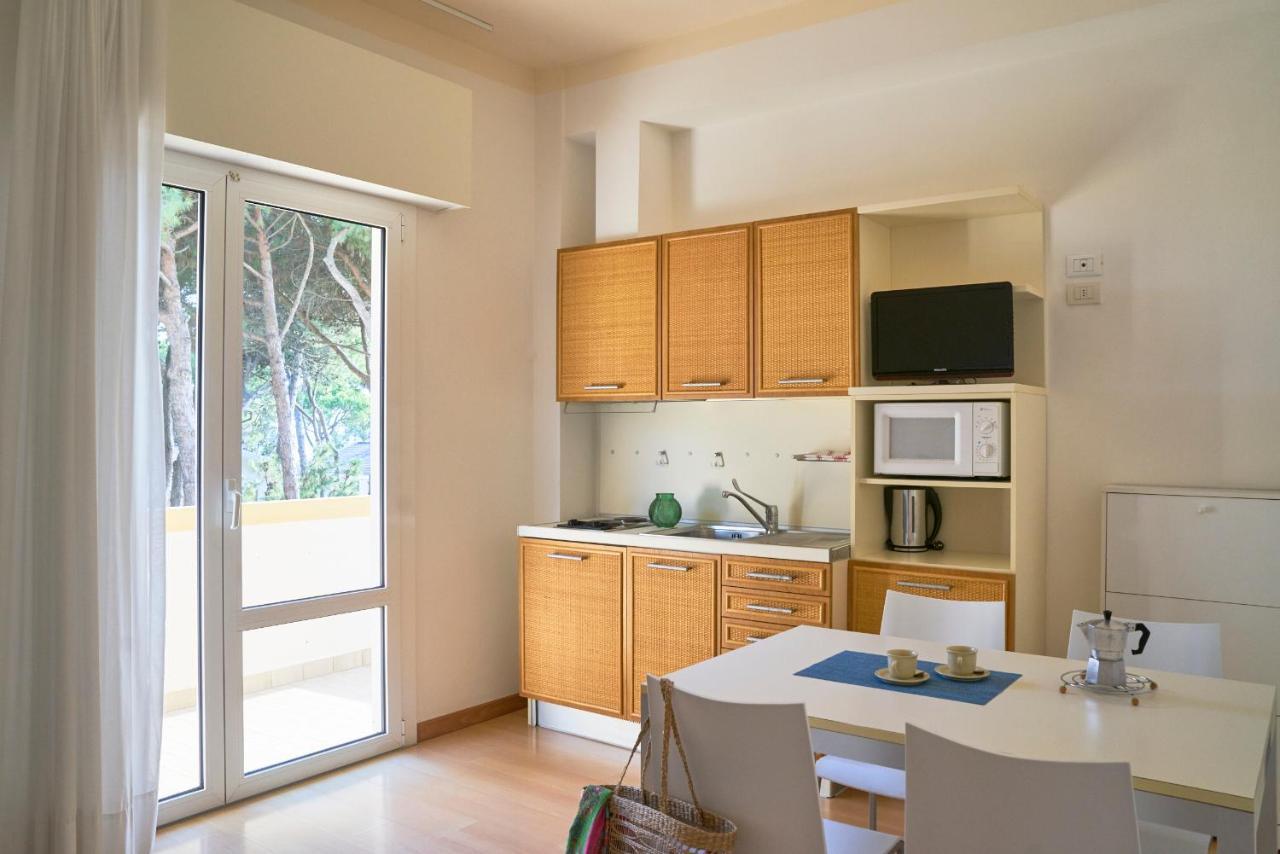 Aparthotel La Pineta Lido di Jesolo Bagian luar foto