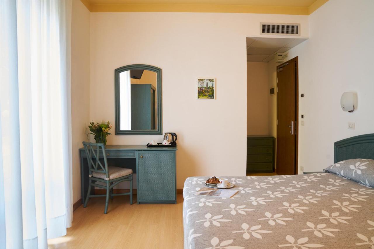 Aparthotel La Pineta Lido di Jesolo Bagian luar foto