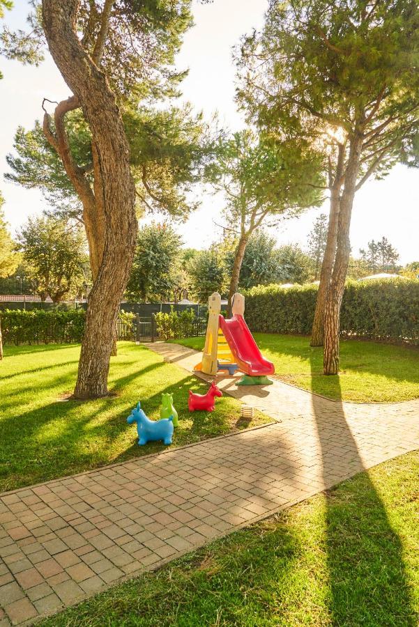 Aparthotel La Pineta Lido di Jesolo Bagian luar foto