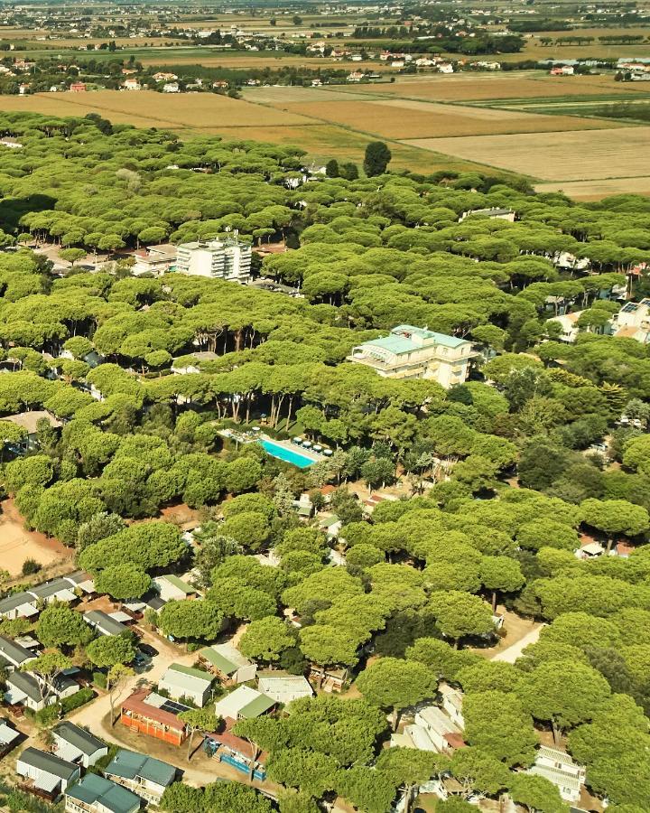 Aparthotel La Pineta Lido di Jesolo Bagian luar foto