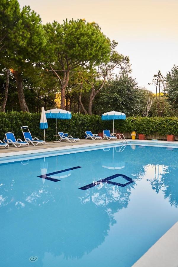 Aparthotel La Pineta Lido di Jesolo Bagian luar foto