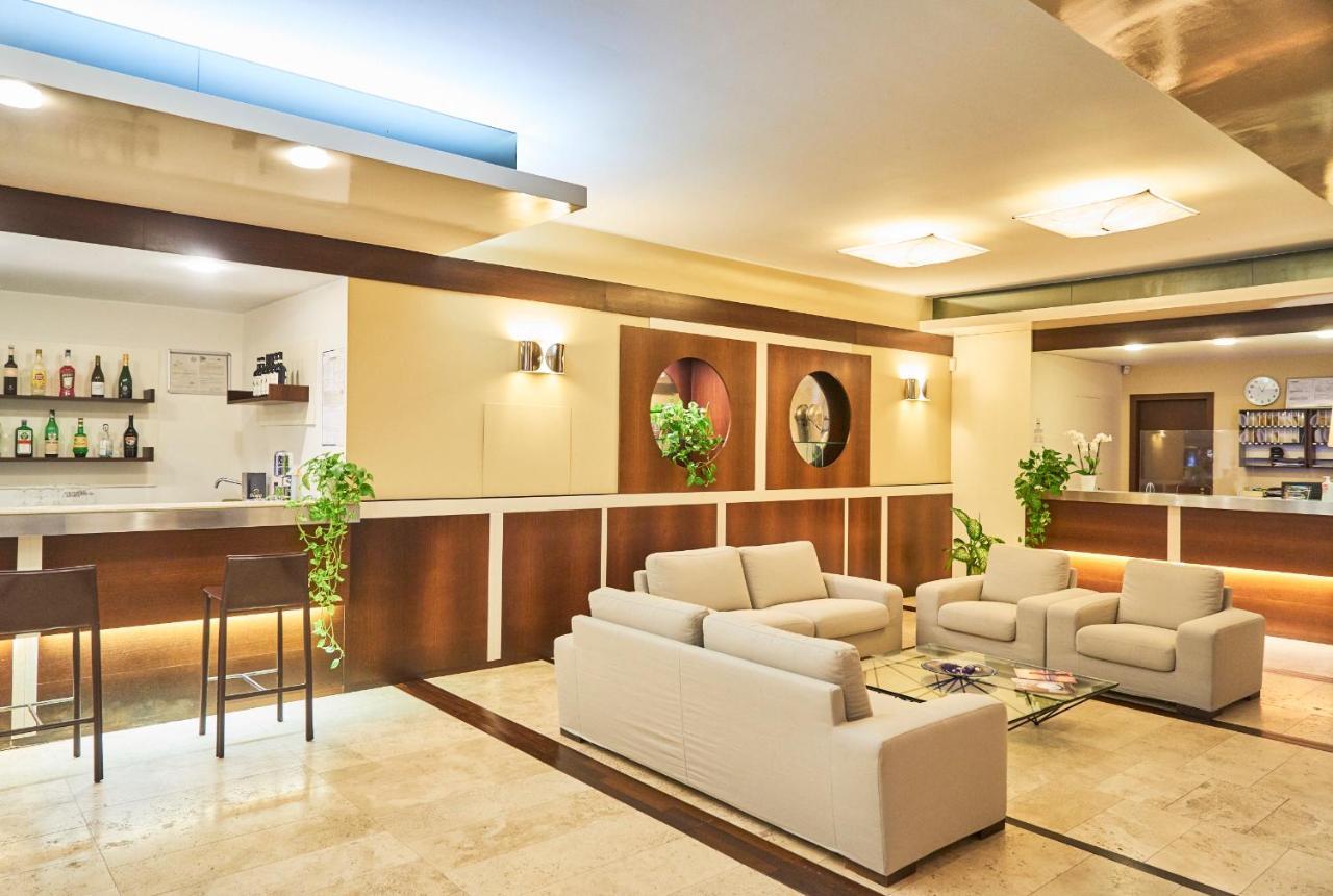 Aparthotel La Pineta Lido di Jesolo Bagian luar foto