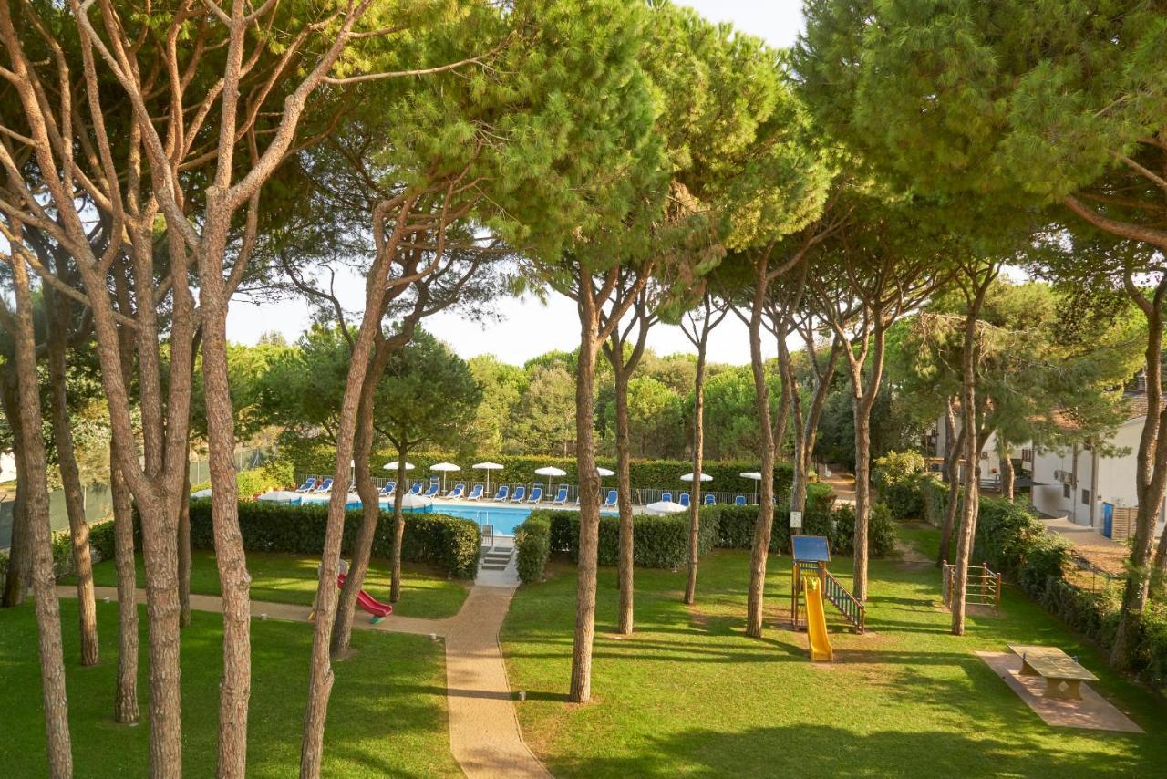 Aparthotel La Pineta Lido di Jesolo Bagian luar foto