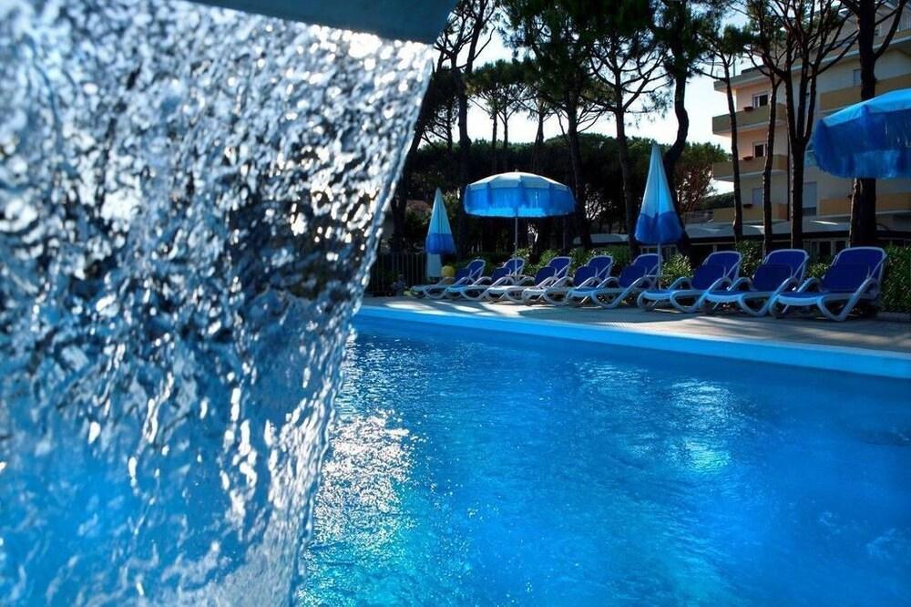Aparthotel La Pineta Lido di Jesolo Bagian luar foto