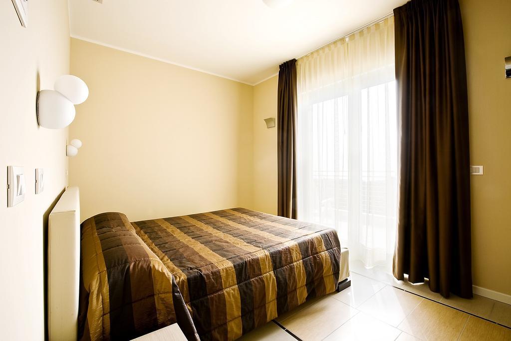 Aparthotel La Pineta Lido di Jesolo Bagian luar foto