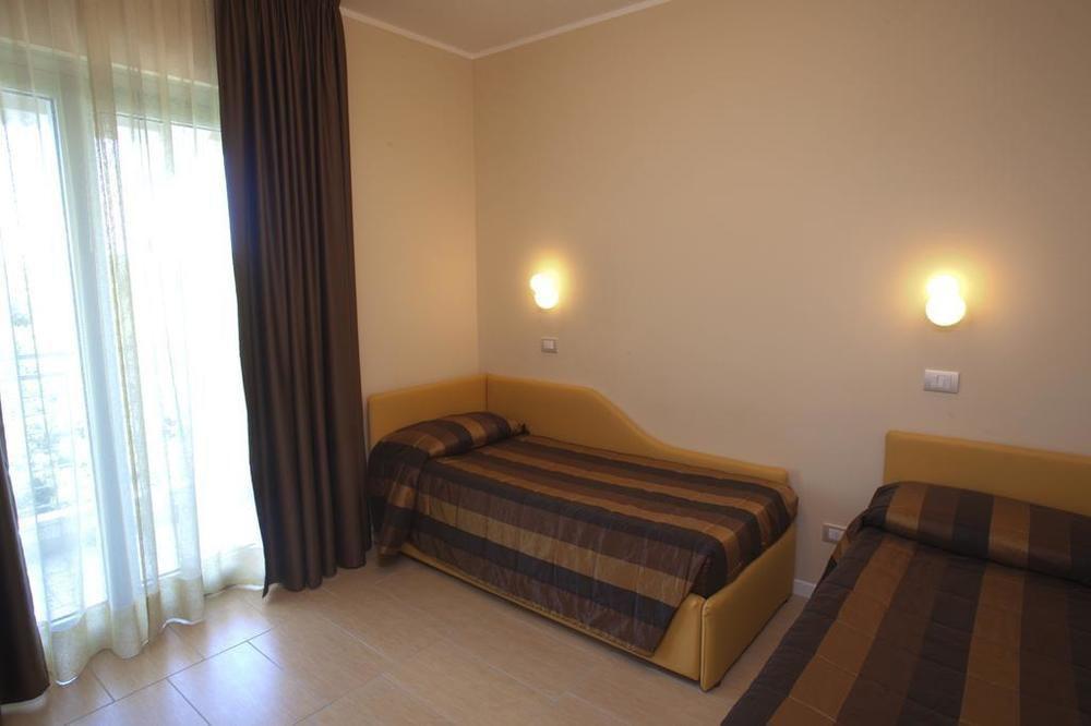 Aparthotel La Pineta Lido di Jesolo Bagian luar foto