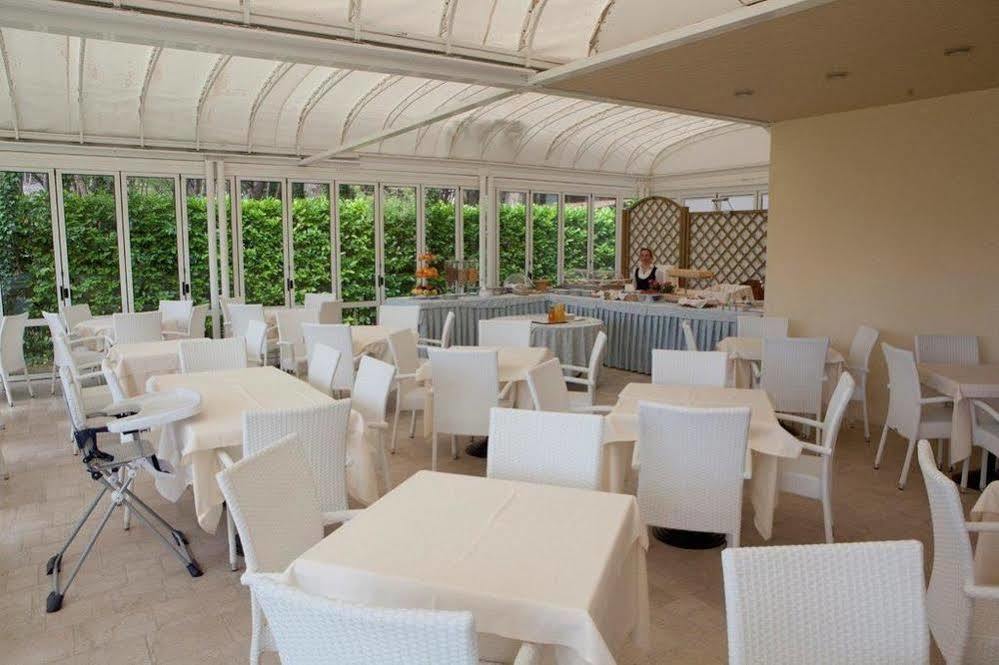 Aparthotel La Pineta Lido di Jesolo Bagian luar foto