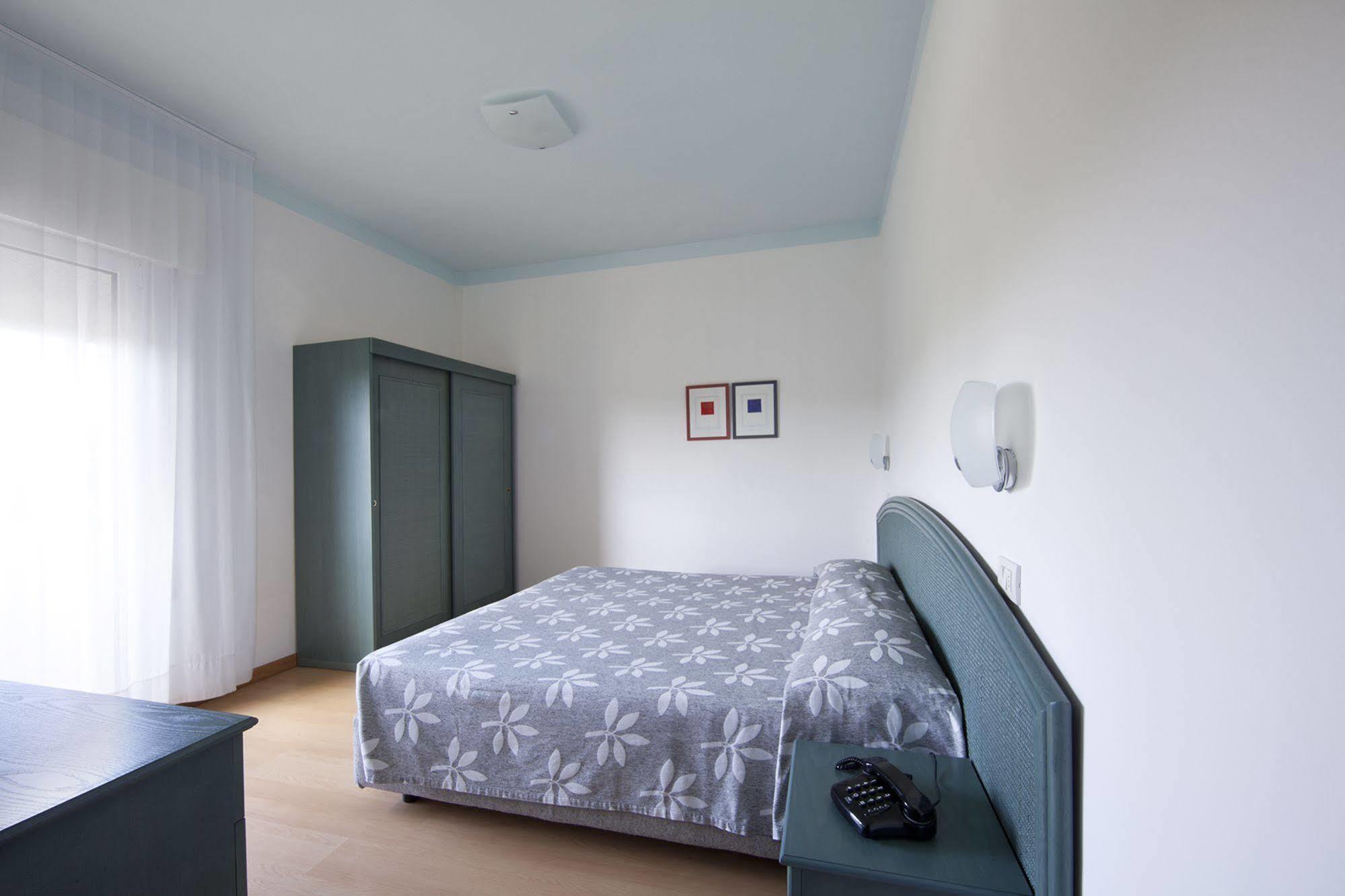 Aparthotel La Pineta Lido di Jesolo Bagian luar foto