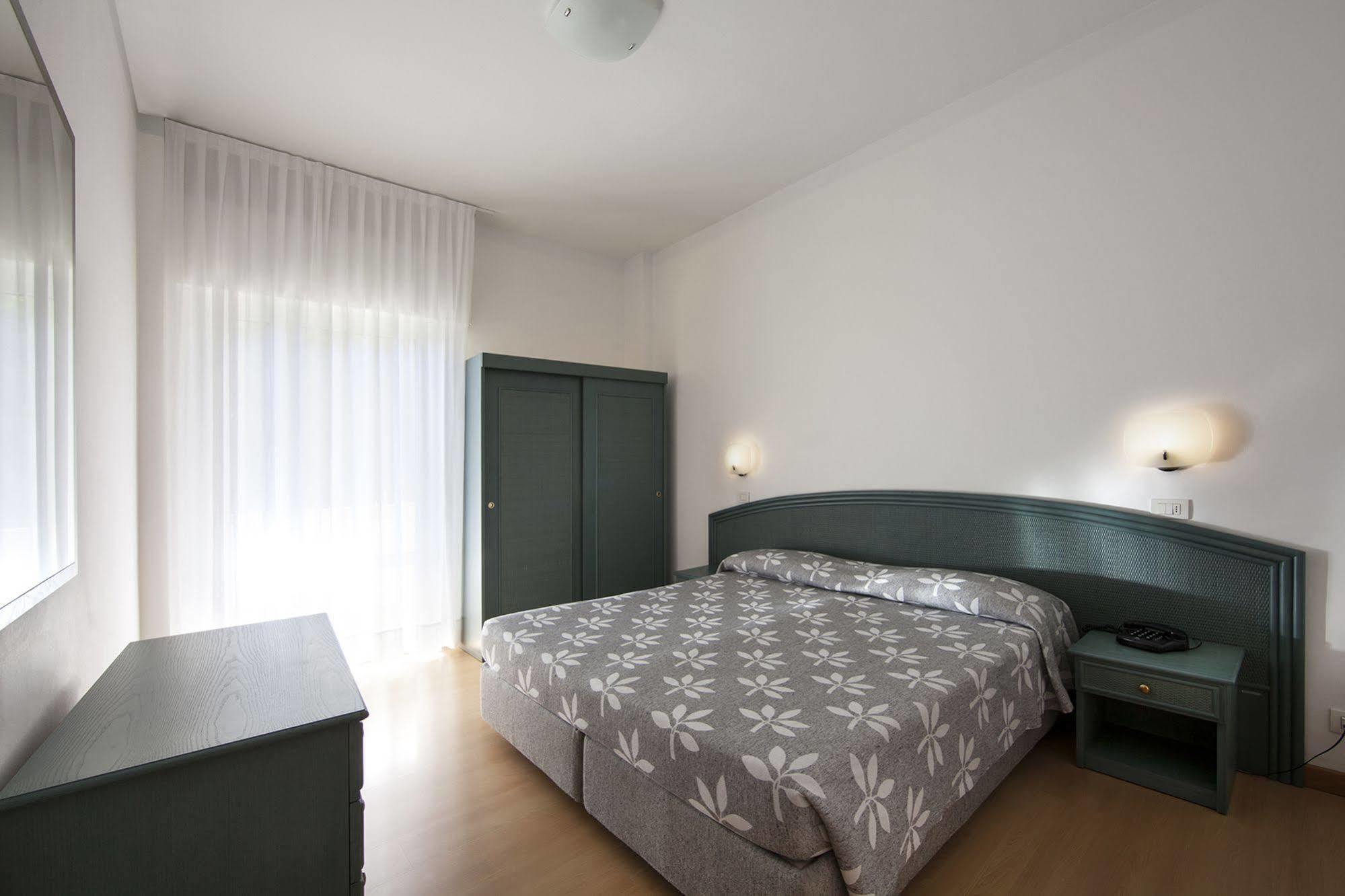 Aparthotel La Pineta Lido di Jesolo Bagian luar foto