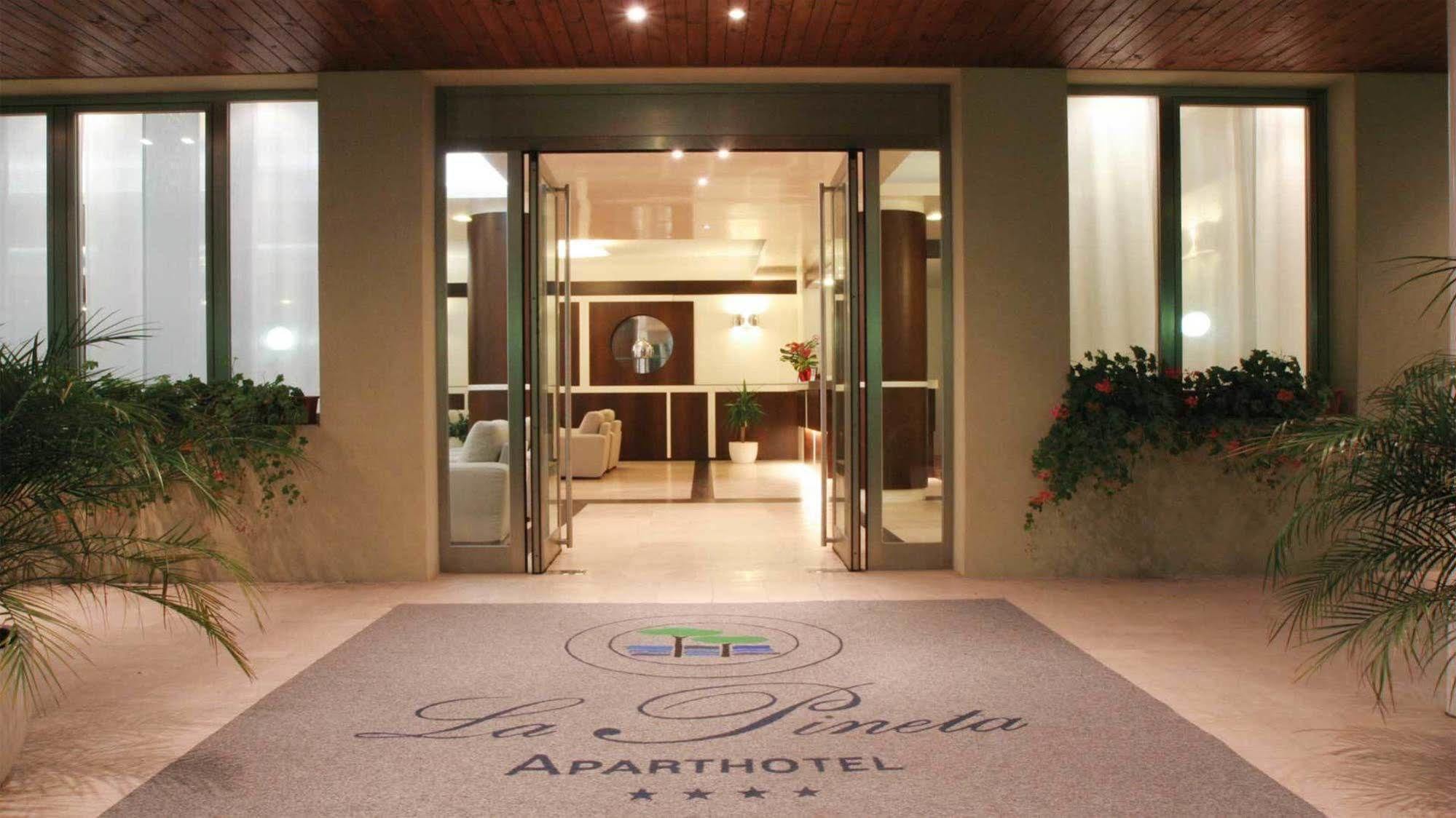 Aparthotel La Pineta Lido di Jesolo Bagian luar foto