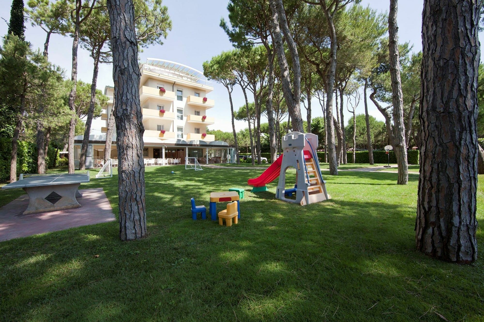 Aparthotel La Pineta Lido di Jesolo Bagian luar foto